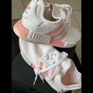 WHITE AND PINK ADIDAS NMD R1